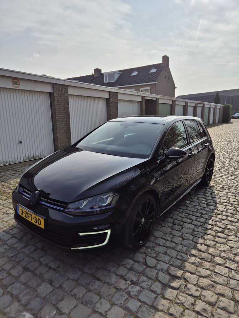 Volkswagen Golf GTE DSG Automaat | Sport | Flippers |, Automaat, Zwart, Onderhoudsboekje, Te koop