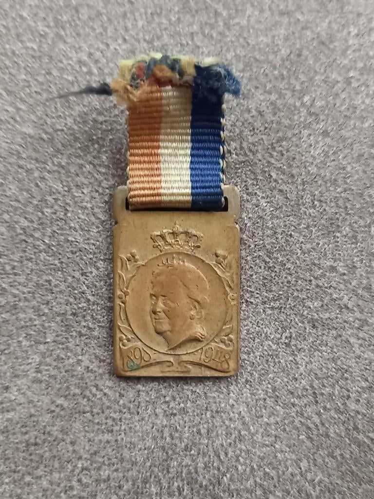 Medaille / hanger Koningin Wilhelmina ,1898 - 1948, Verzamelen, Koninklijk Huis en Royalty, Ophalen of Verzenden, Gebruikt