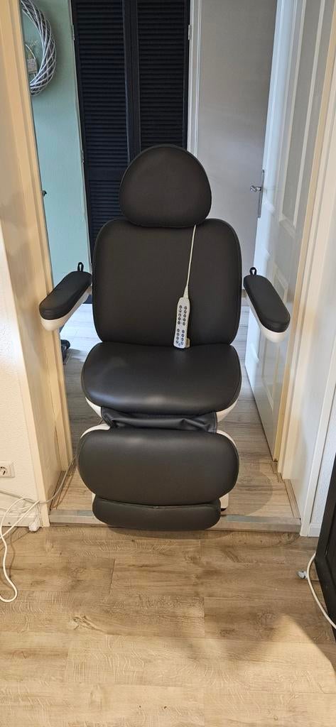 Luxe behandelstoel, Ophalen, Zo goed als nieuw, Zwart, Eén