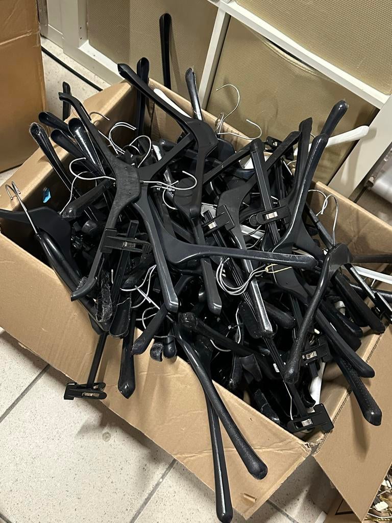 Doos met plastic kledinghangers, Ophalen, Gebruikt, Kunststof, Volwassenen