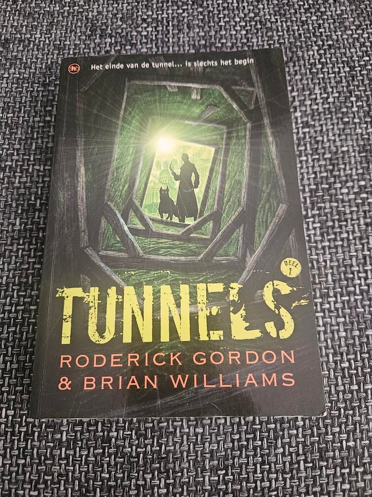 Tunnels - Deel 1 door Roderick Gordon & Brian Williams, Boeken, Ophalen, Gelezen, Roderick Gordon & Brian Williams, Europa overig
