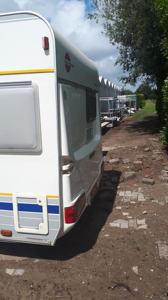 Te koop, Caravans en Kamperen, Caravans, Particulier, tot en met 4, 750 - 1000 kg, Treinzit, Bürstner, Vast bed, 4 tot 5 meter