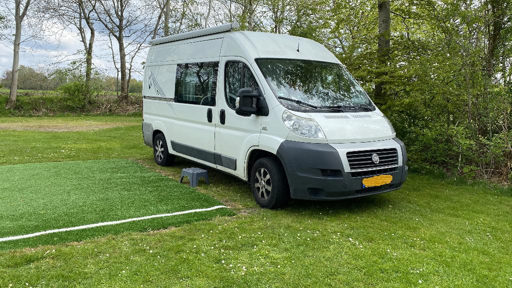 Fiat 2012 L2H2   Zelfbouwcamper - 4 zitplaatsen op kenteken, Auto's, Fiat, Voorwielaandrijving, 241 €/maand, 2500 kg, Wit