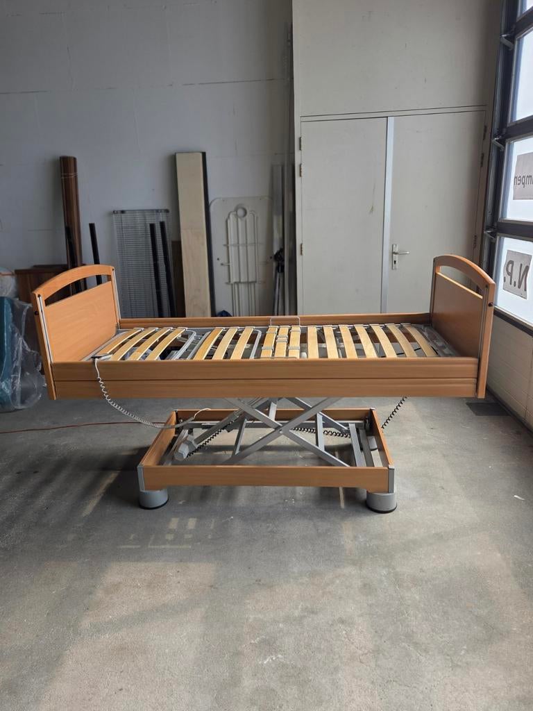 Zorgbed / verpleegbed / hoog laag bed, Ophalen