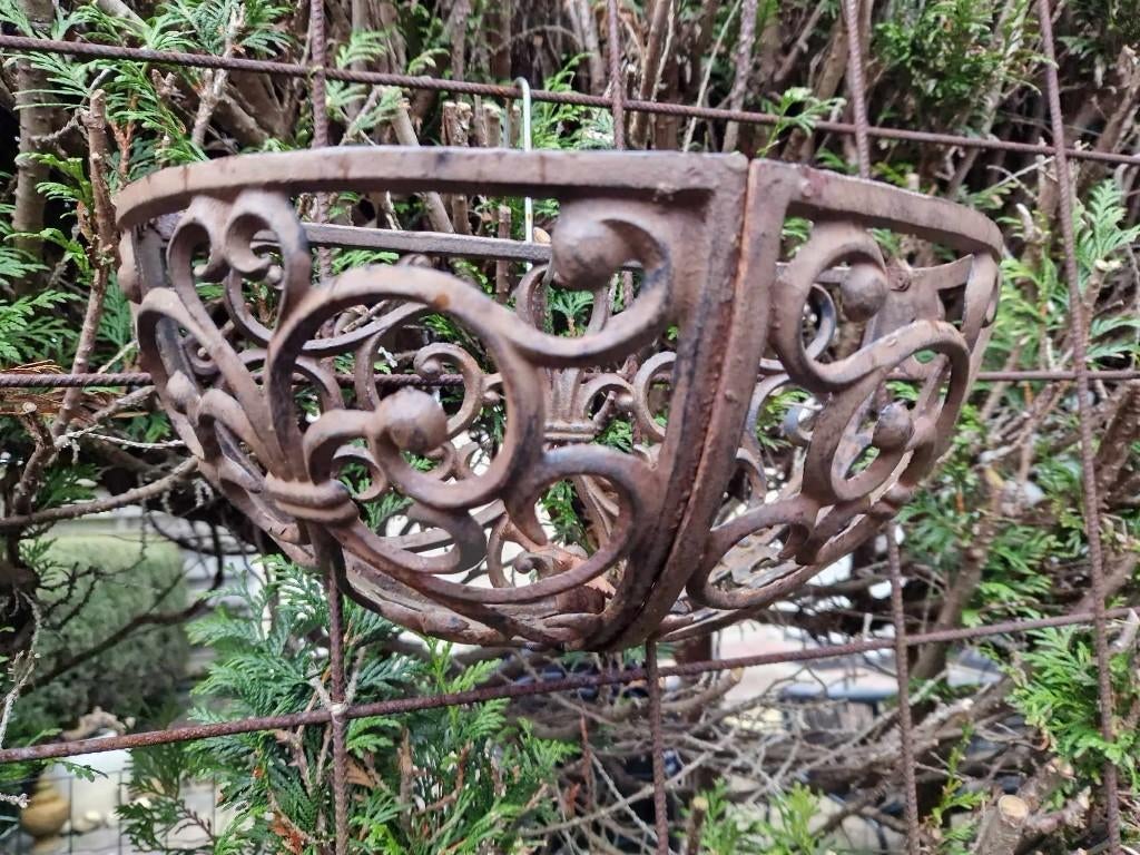 2 decoratieve halfronde gietijzeren plantenhangers(brocante), Gebruikt, Minder dan 30 cm, Minder dan 60 cm, Rond