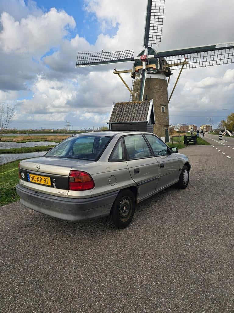 Opel Astra 1.4 I SDN 1995 Grijs, Auto's, Opel, Particulier, Astra, Benzine, Sedan, Handgeschakeld, Origineel Nederlands, Bruin