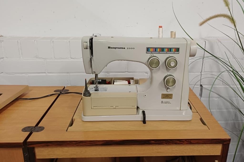 Naaimachine Husqvarna 2000 / model 6020 in kast, Ophalen, Gebruikt, Naaimachine, Husqvarna
