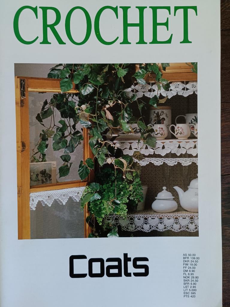 CROCHET Coats  Haakpatronen uit Milaan, Ophalen of Verzenden, Zo goed als nieuw, Breien en Haken, Coats