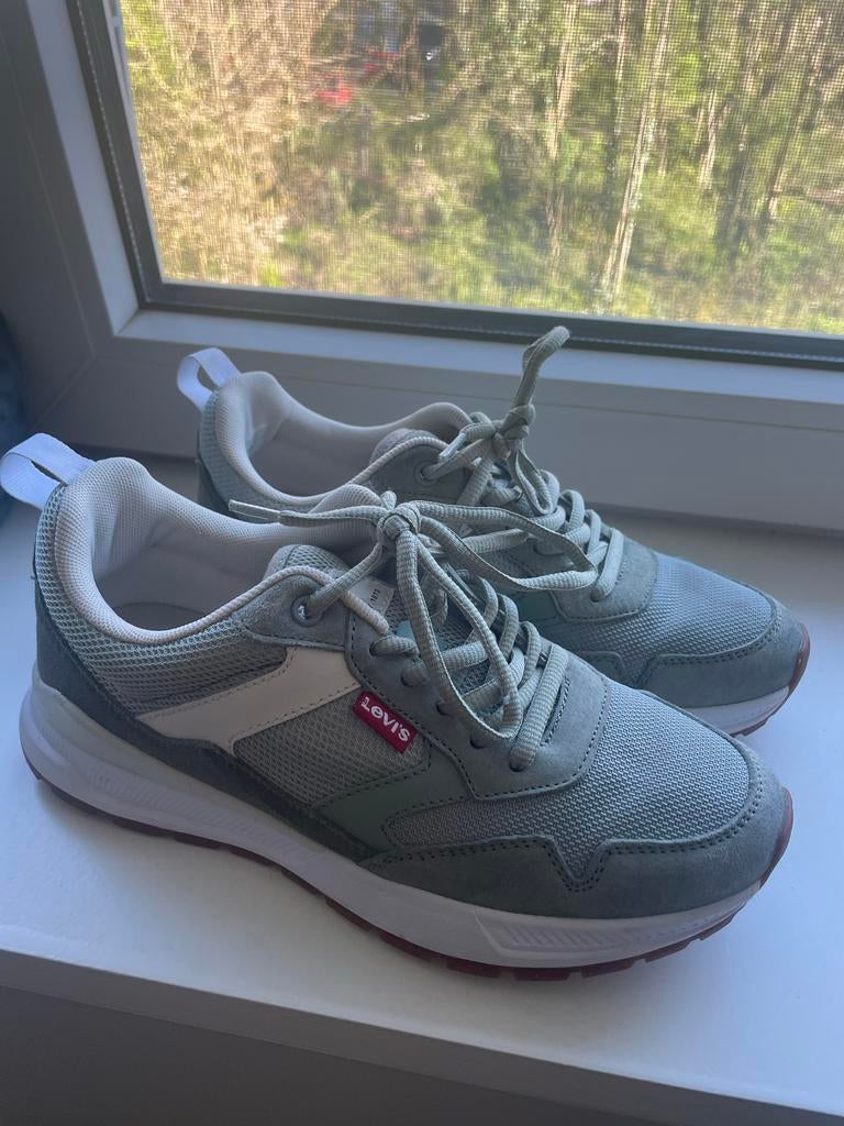 Levi's sneakers olijfgroen mt 37,5, Ophalen of Verzenden, Zo goed als nieuw, Groen, Sneakers of Gympen