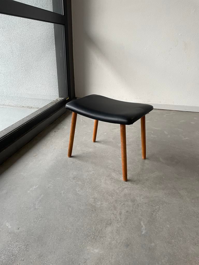 Jaren 60 voetenbankje vintage zwart leder, Huis en Inrichting, Banken | Voetenbanken en Poefen, Ophalen, Minder dan 50 cm, Gebruikt