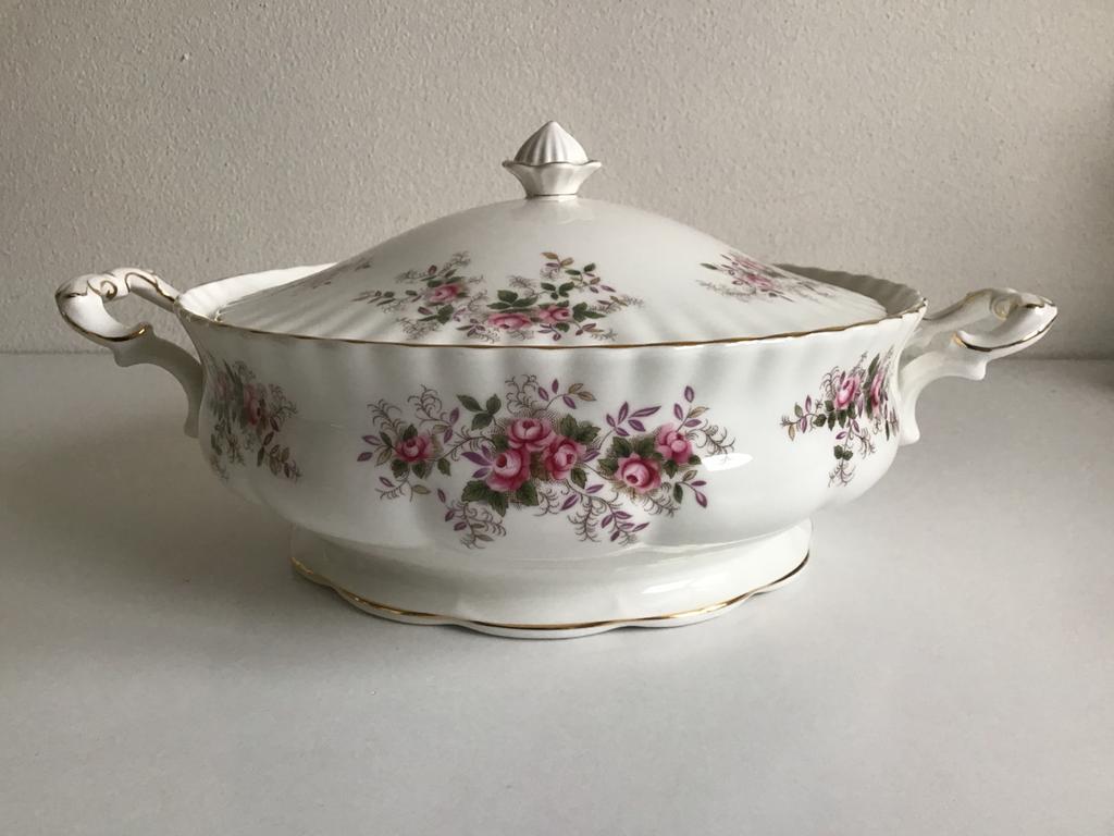 Royal Albert Lavender Rose dekschaal soepterrine schaal NIEU, Huis en Inrichting, Keuken | Servies, Nieuw, Schaal of Schalen, Overige stijlen