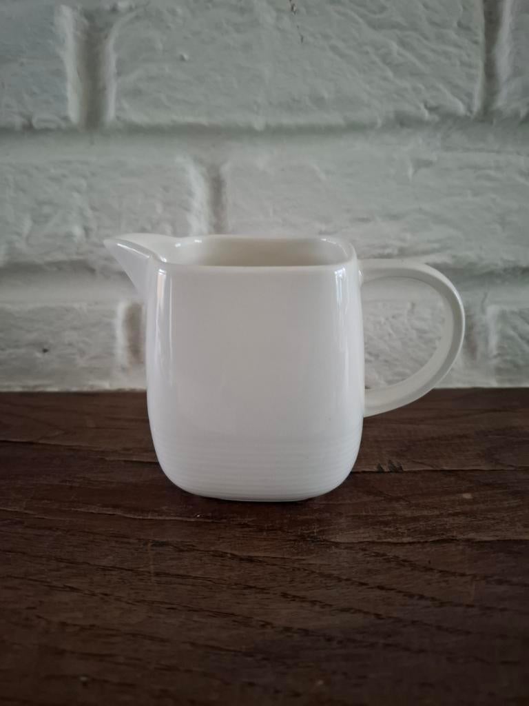 Vintage wit melkkannetje. New Linnen (V&D). H 8 cm., Huis en Inrichting, Keuken | Servies, Ophalen of Verzenden, Zo goed als nieuw