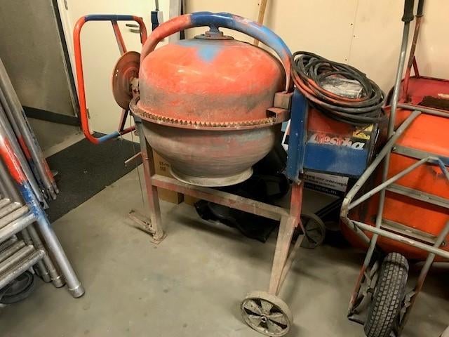 Te huur betonmolen, Ophalen