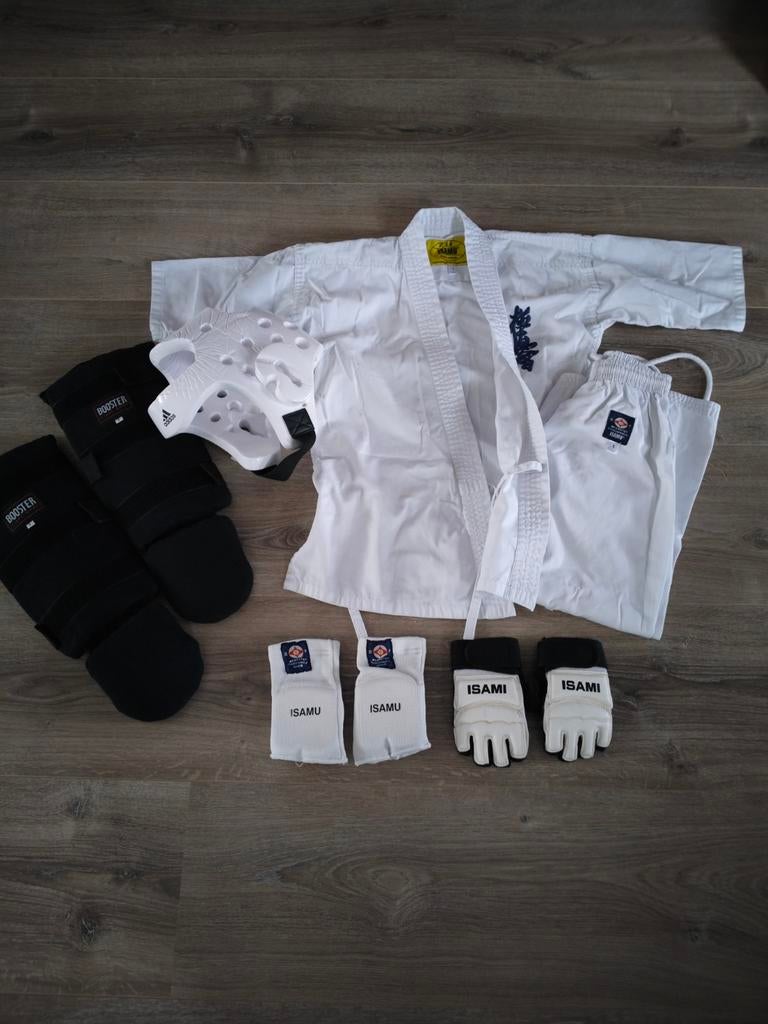 Karate set - pak, bescherming en meer!, Maat XS of kleiner, Vechtsportpak, Ophalen of Verzenden, Zo goed als nieuw
