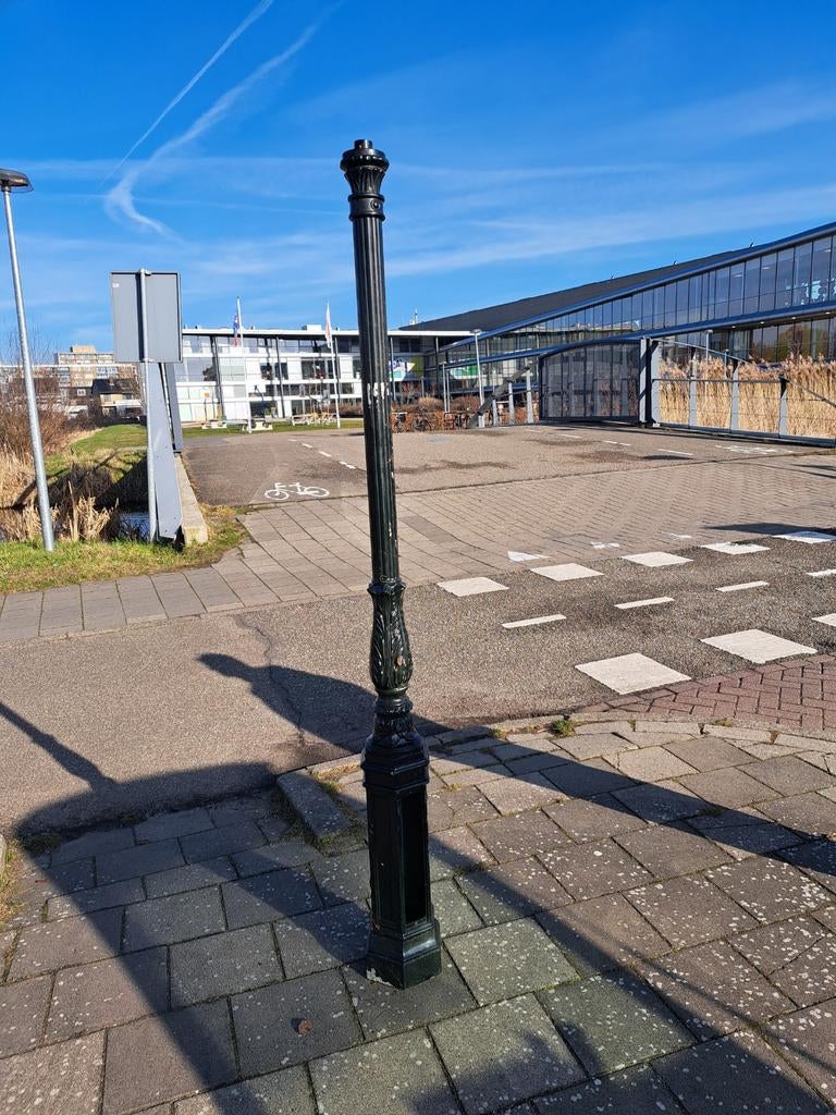 Oude lantaarnpaal met verfschade, Tuin en Terras, Buitenverlichting, Ophalen of Verzenden, Gebruikt, IJzer, Overige typen