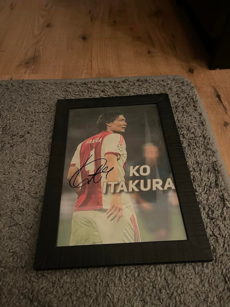 Itakura gesigneerde foto met certificaat - Ajax, Verzamelen, Sportartikelen en Voetbal, Ophalen of Verzenden, Zo goed als nieuw