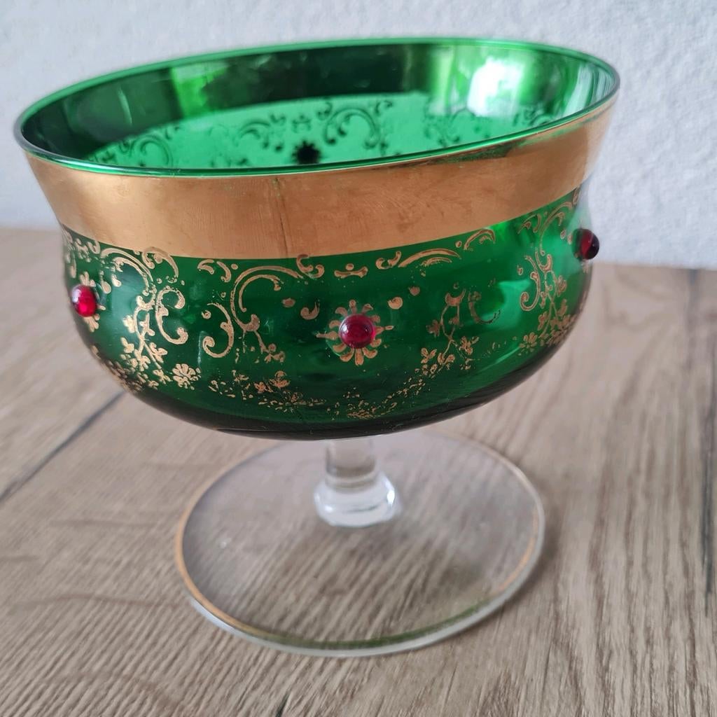 Groen glazen glas met gouden details, Ophalen, Schaal, Rond, Glas
