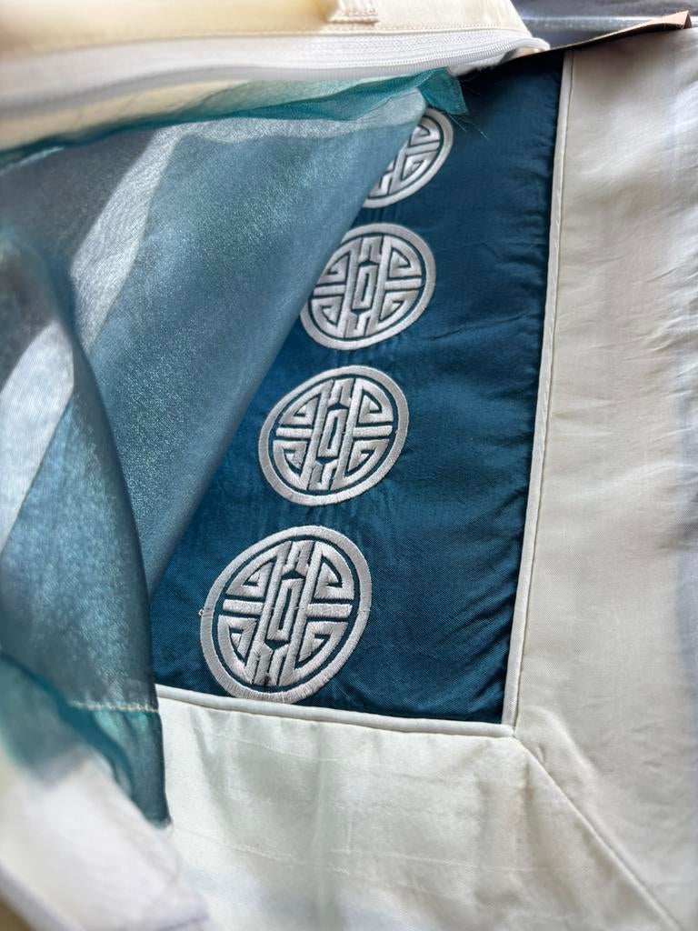 Prachtige zijden japans achtige bed set met kussens !, Huis en Inrichting, Wit, Tweepersoons, Ophalen of Verzenden, Deken of Dekbed