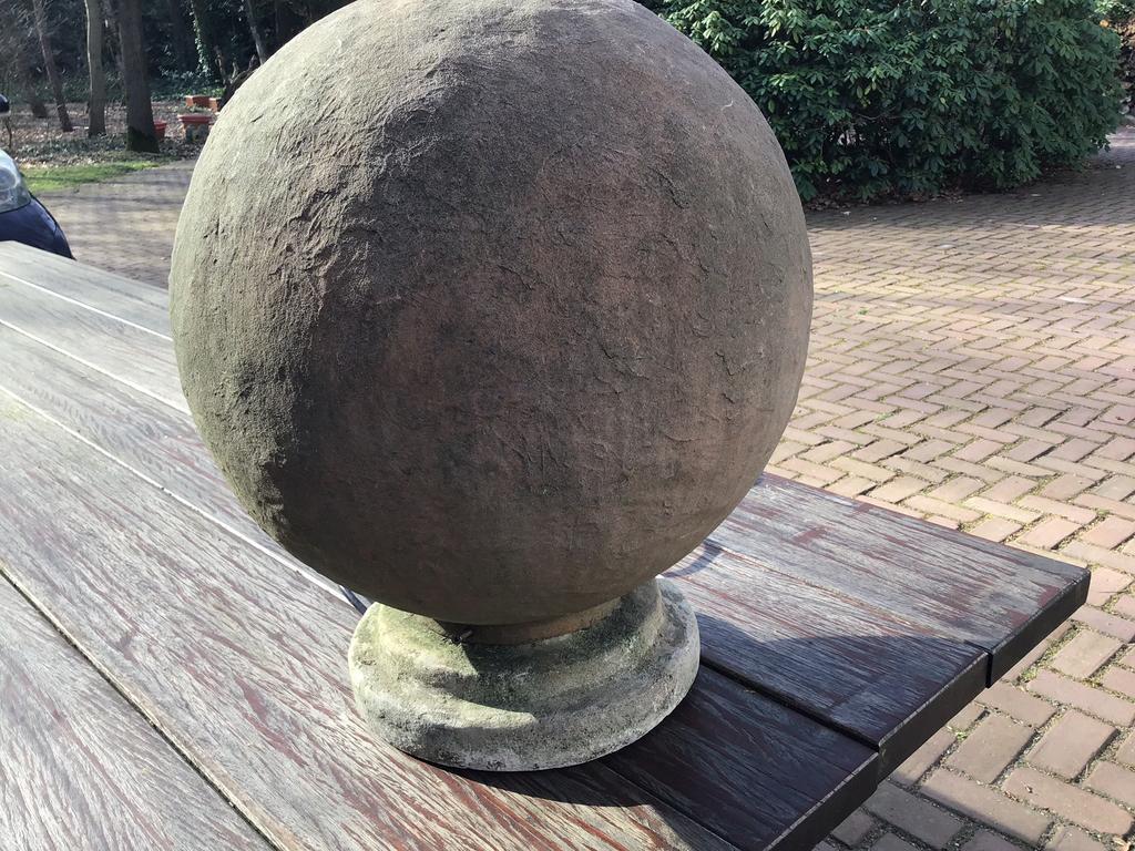 TUINLAMP”DESIGN BETONNEN VOET MET KUNSTOF BOL”, Ophalen of Verzenden