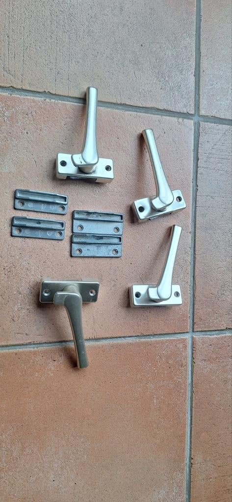 Raam/deur sluitingen, Ophalen, Slot