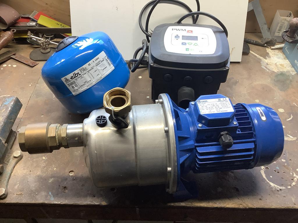 Centrifugaalpomp met drukvat en regelunit - Nieuw!, Tuin en Terras, Ophalen