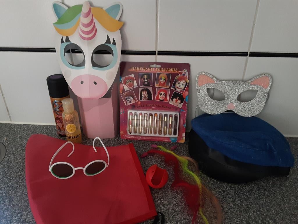 Heel veel verkleed spulletjes, accessoires  muts pet masker, Ophalen of Verzenden, Zo goed als nieuw, Jongen of Meisje