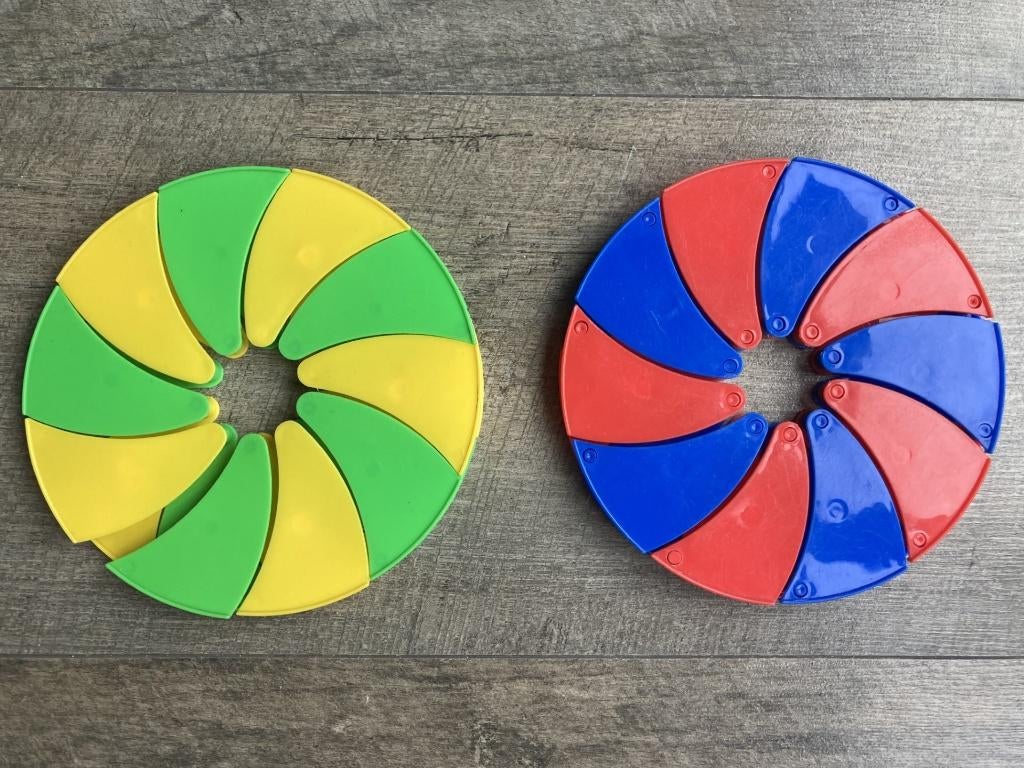 Twee plastic frisbees, Ophalen of Verzenden, Zo goed als nieuw
