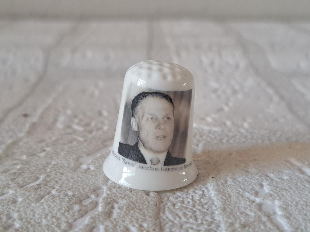 Rinus Michels vingerhoedje, Verzamelen, Ophalen of Verzenden, Nieuw, Porselein, Nederland