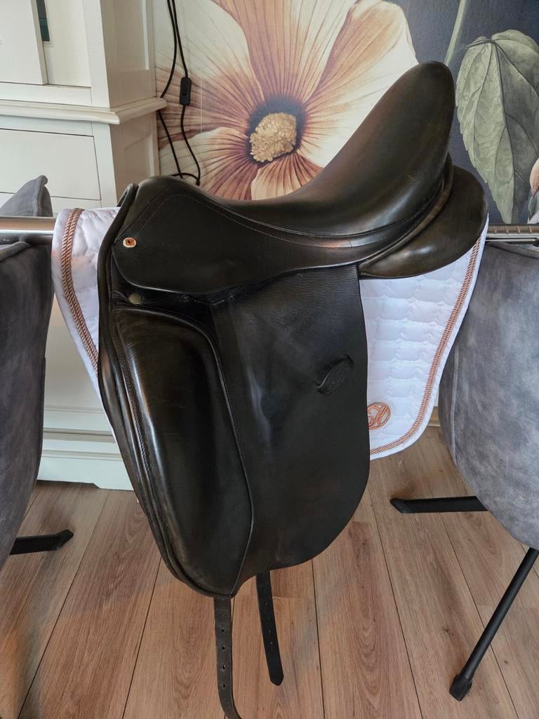Vivary dressuurzadel 17,5 inch, Dieren en Toebehoren, Paarden en Pony's | Zadels, Ophalen of Verzenden, Gebruikt, Dressuur