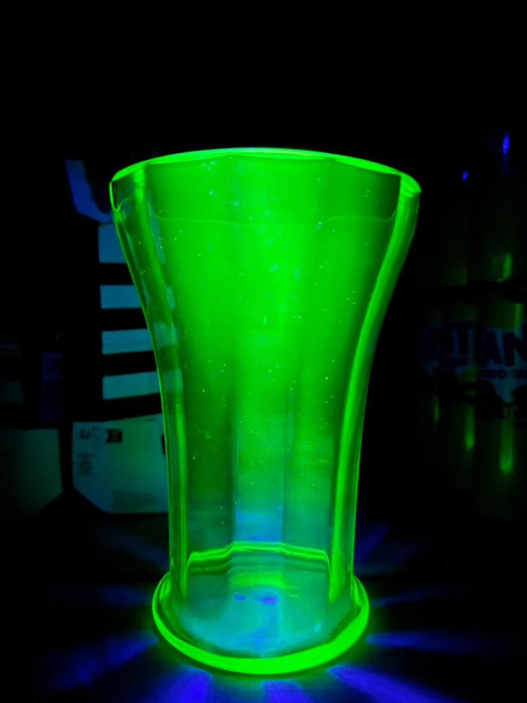 Annagroen / uraniumglas (vaas en schaal), Antiek en Kunst, Ophalen