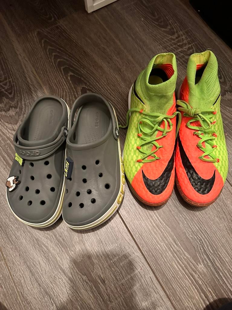Nike kids football shoe   and CROCS, Ophalen, Zo goed als nieuw, Jongen of Meisje, Overige typen
