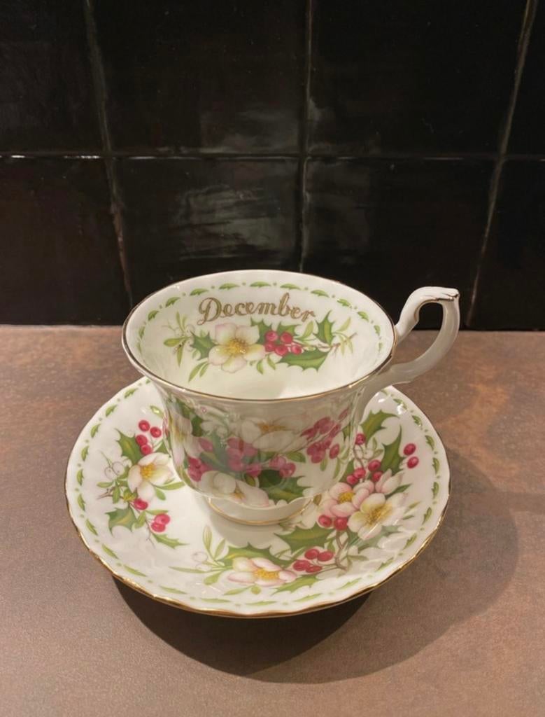 Royal Albert December Christmas Rose Kop en Schotel, Ophalen of Verzenden, Zo goed als nieuw, Overige stijlen, Kop(pen) en/of Schotel(s)