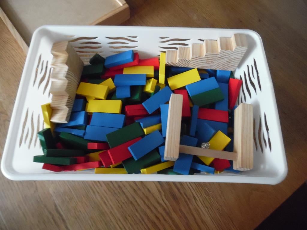 mandje met gekleurde houten domino blokjes , Sponsbob puzzel, Kinderen en Baby's, Speelgoed | Houten speelgoed, Nieuw, Overige typen