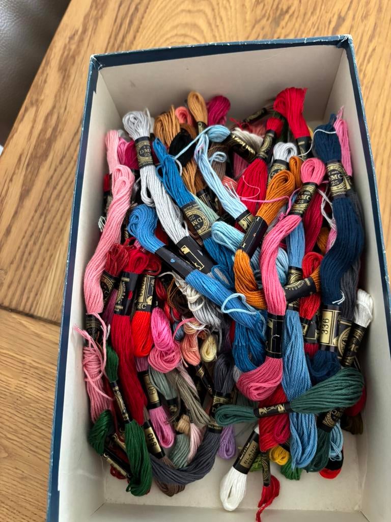 DMC garen, ongeveer 100 st heel veel kleuren, Ophalen of Verzenden, Zo goed als nieuw, Handborduren, Borduurgaren of Zijde