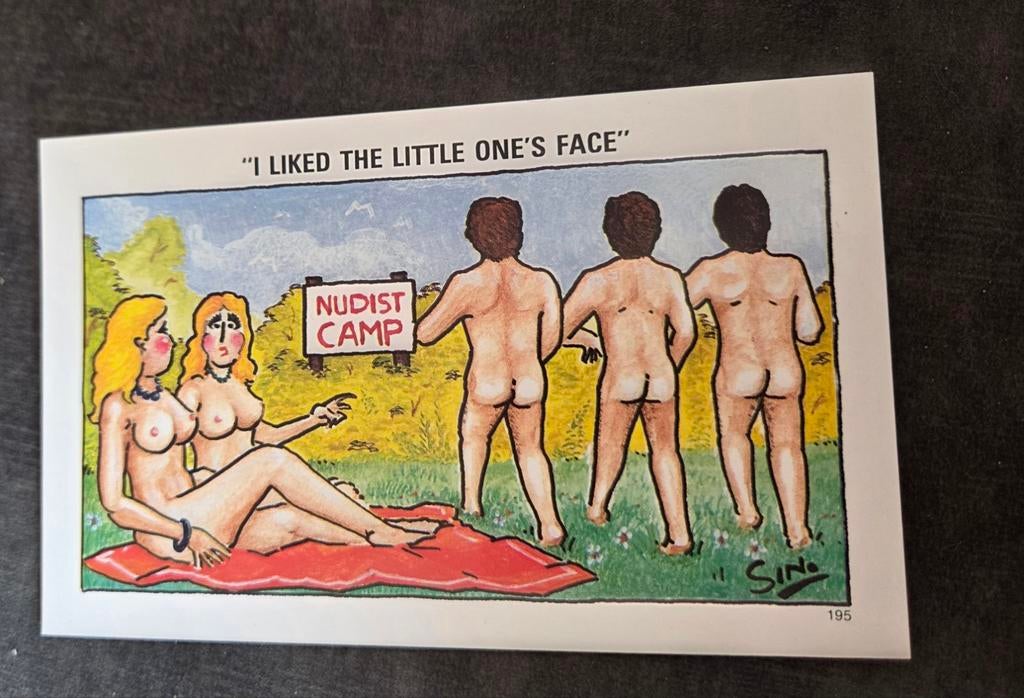 Vrouwen op nudistencamping roddelen over blote mannen, Verzamelen, Ansichtkaarten | Themakaarten, Verzenden, 1960 tot 1980, Ongelopen