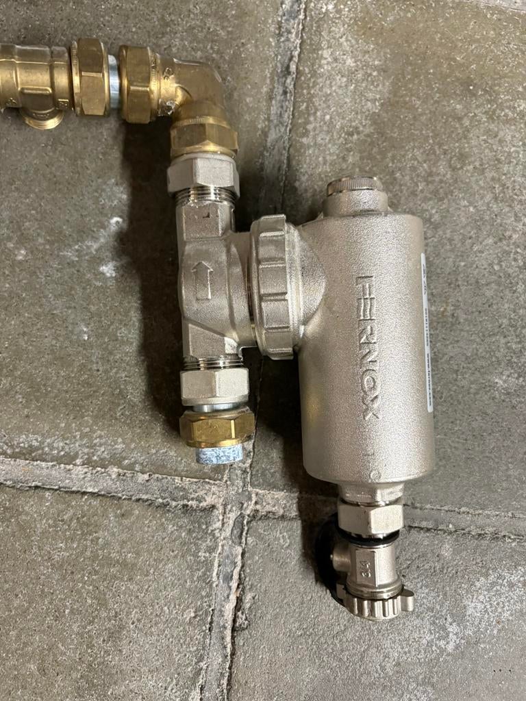 Fernox Omega Filter - vuilafscheider, Doe-het-zelf en Verbouw, Verwarming en Radiatoren, Ophalen, Zo goed als nieuw, Minder dan 60 cm