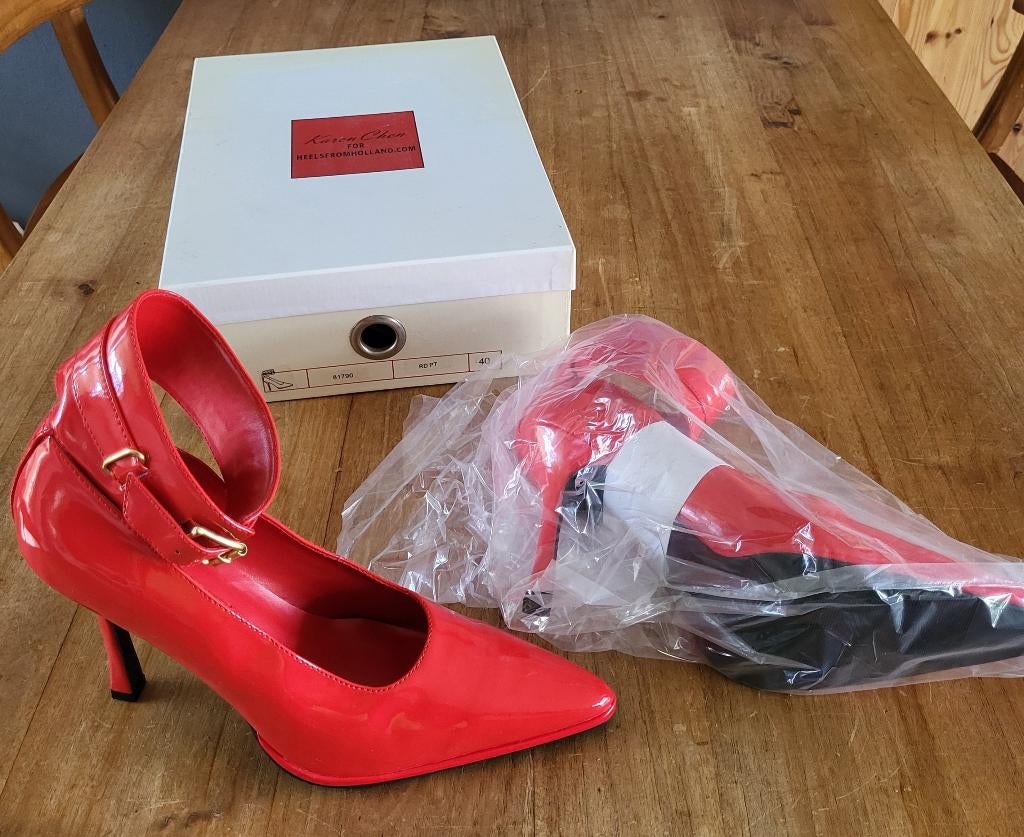Ongedragen: rode (fetish) pumps met enkelband. Naaldhakken, Pumps, Nieuw, Heels from Holland, Ophalen of Verzenden