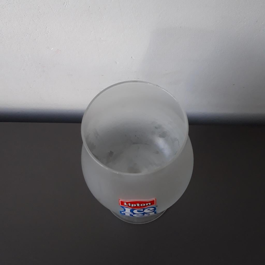 Lipton Ice Tea glas op voet frosted mat glas origineel, Ophalen of Verzenden, Gebruikt, Frisdrankglas