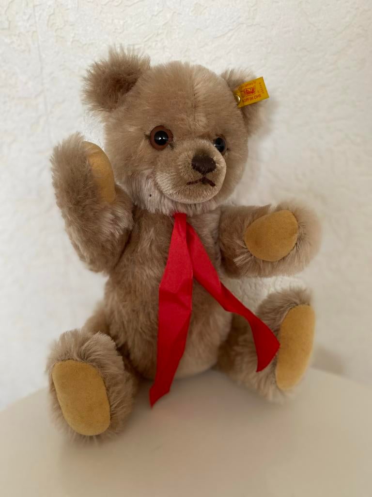 Steiff teddybeer met rood lint 33cm. 011559, Gebruikt, Beer, Ophalen of Verzenden, Met label