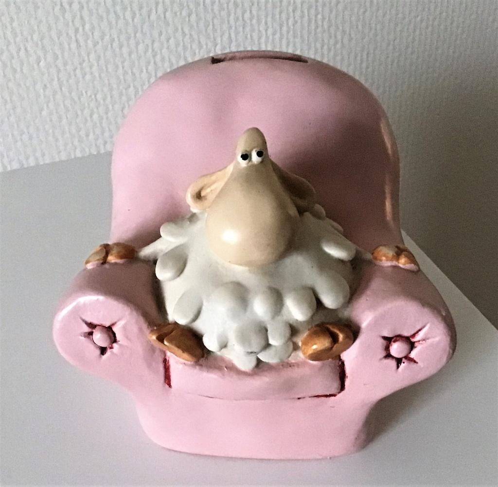 Spaarpot schaap in fauteuil, Ophalen of Verzenden, Zo goed als nieuw, Steen, Aardewerk of Keramiek, Dier