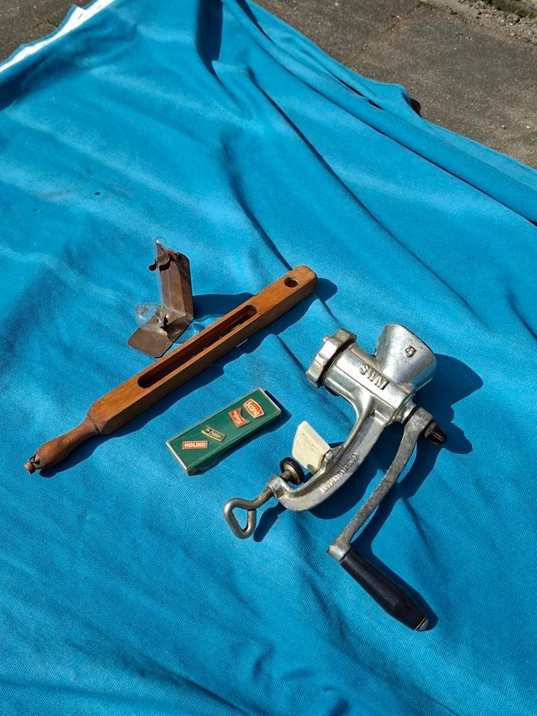 Lotje gebruiksvoorwerpen oa ureometer en vleesmolen, Ophalen of Verzenden