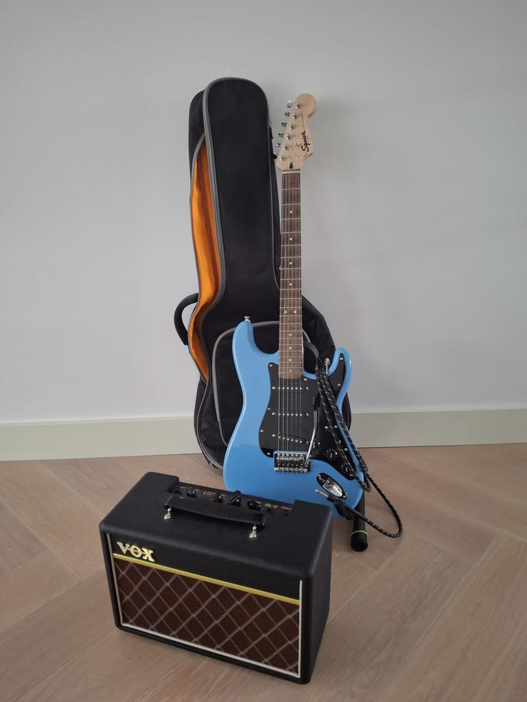 Mooie gitaarset compleet, Squier en Vox, Met versterker, Zo goed als nieuw, Solid body, Ophalen