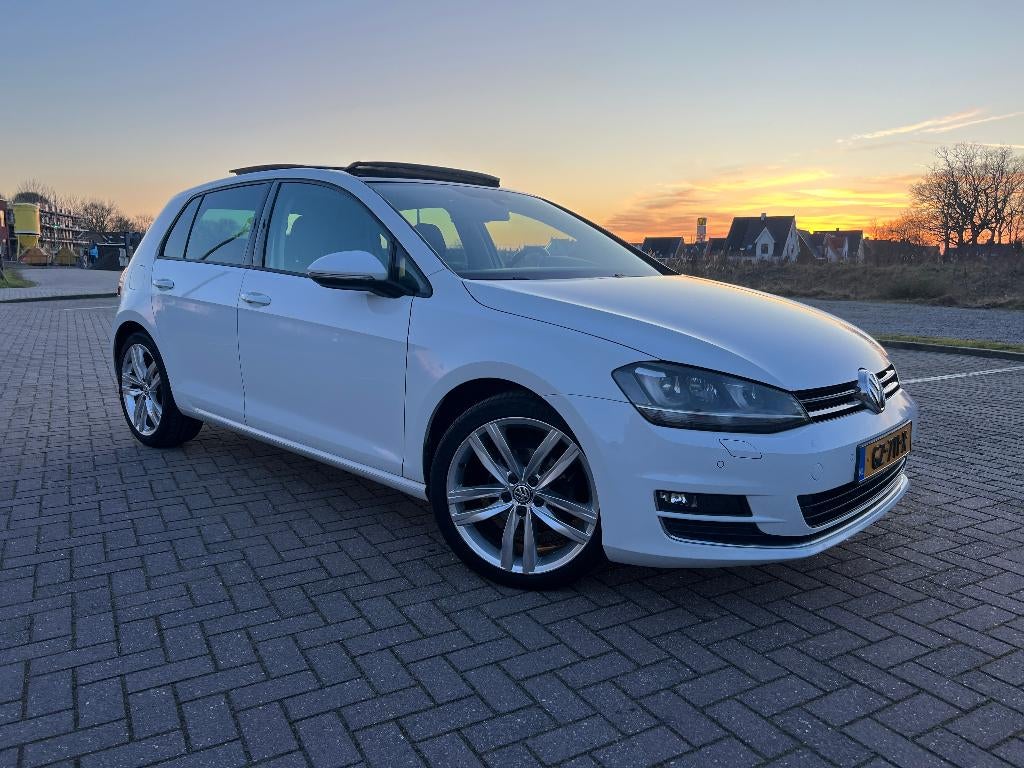 Volkswagen Golf 7 1.2 TSI HIGHLINE | PANO | NL | DEALERONDER, Auto's, Voorwielaandrijving, Xenon verlichting, Zwart, 4 cilinders