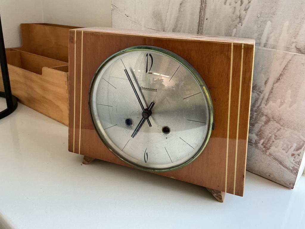 Oude opwind klok met sleutel., Antiek en Kunst, Antiek | Klokken, Ophalen