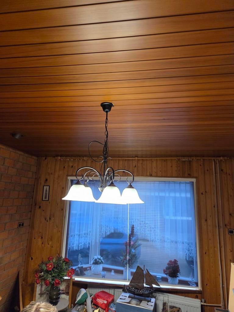 Klassieke hanglamp met 3 glazen kappen, Gebruikt, 50 tot 75 cm, Klassiek, Ophalen of Verzenden