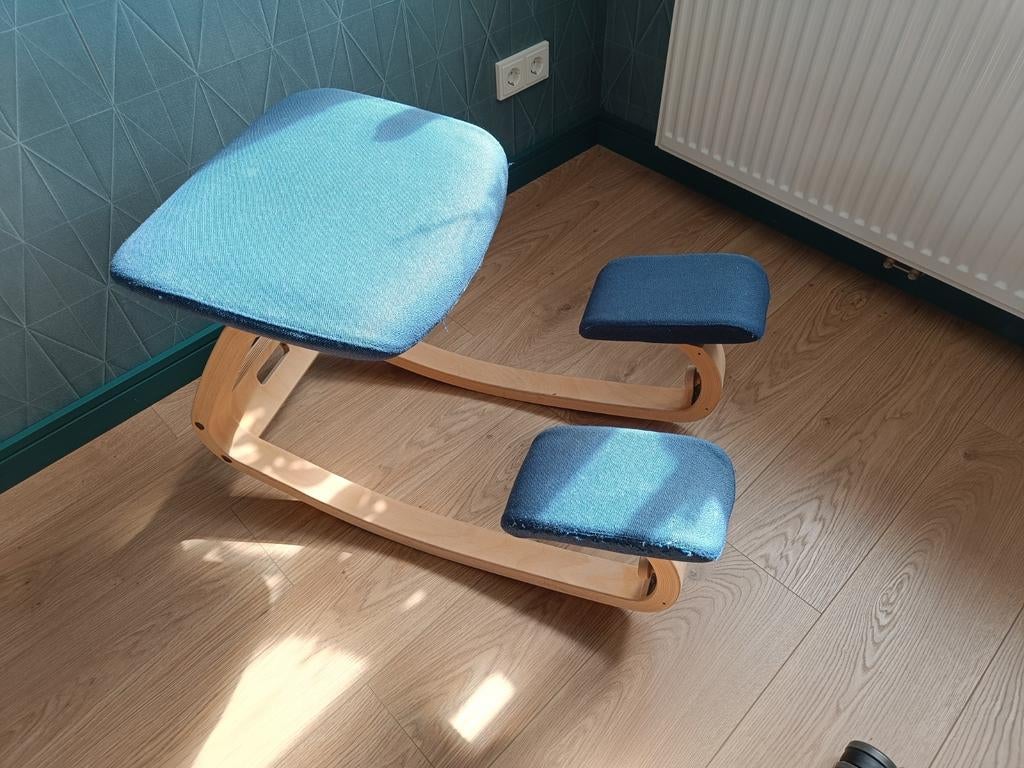 Stokke Kniestoel - Ergonomische Kantoorstoel, Huis en Inrichting, Stoelen, Gebruikt, Eén, Hout, Stof, Blauw, Ophalen
