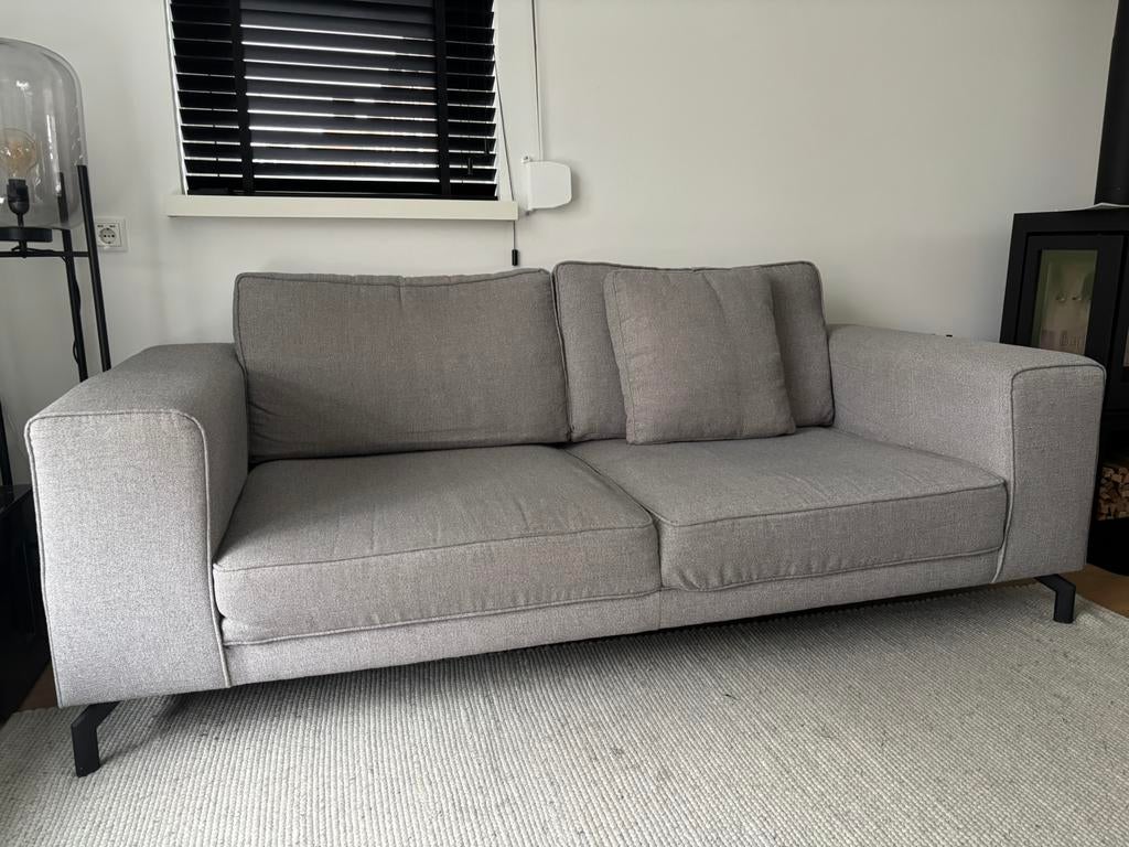 Grijze bank, Huis en Inrichting, Banken | Bankstellen, Ophalen, Zo goed als nieuw, 75 tot 100 cm, 200 tot 250 cm