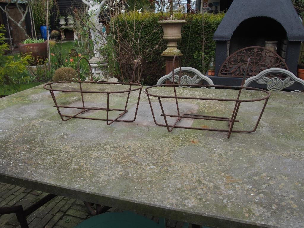 2 Roestige metalen Balkonrekken/Bloempotrekken, Ophalen of Verzenden, Gebruikt