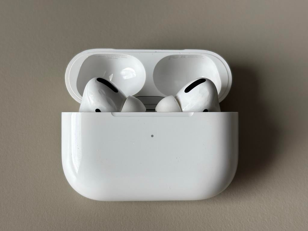 Apple AirPods Pro (1e gen) met werkende oplaadcase, Telecommunicatie, Mobiele telefoons | Oordopjes, Ophalen of Verzenden, Gebruikt