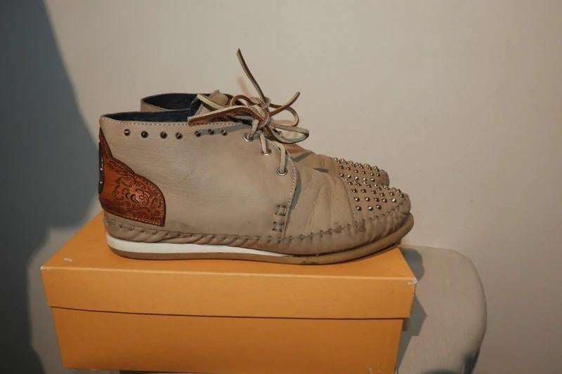 Karma Of Charme enkel hoge veter schoenen studs 41, Karma of charme, Verzenden, Beige, Sneakers of Gympen